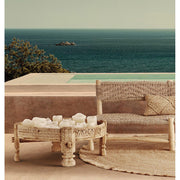 Törzsi stílusú, teakfából készült, 72 cm átmérőjű, dekoratív faragásokkal díszített kézműves dohányzóasztal