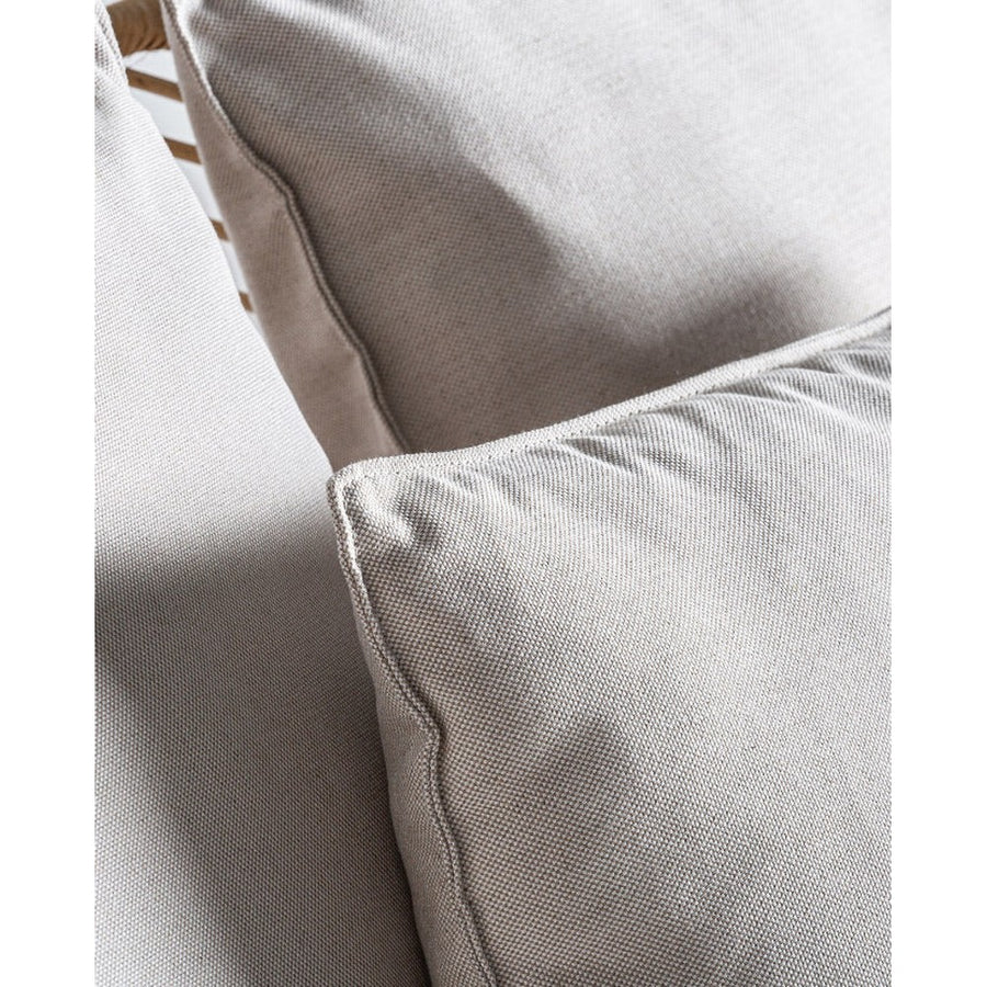 Kortárs stílusú, mahagónifából és rattanból készült, egyedi formatervezésű, kézműves dizájn kanapé ülő- és hátpárnákkal.