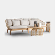 Kortárs stílusú, mahagónifából és rattanból készült, egyedi formatervezésű, kézműves dizájn kanapé ülő- és hátpárnákkal.