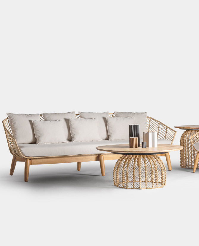 Kortárs stílusú, mahagónifából és rattanból készült, egyedi formatervezésű, kézműves dizájn kanapé ülő- és hátpárnákkal.