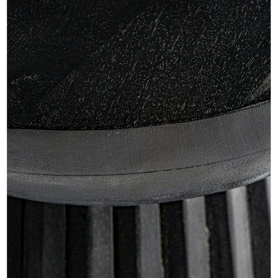 Kortárs stílusú, mangófából készült, egyedi formatervezésű lerakóasztal. Színe: fekete.