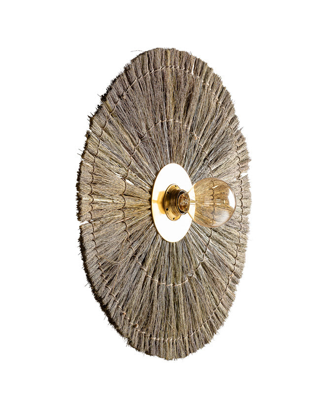 Törzsi stílusú, kézműves falilámpa természetes növényi szálakból készült lámpatesttel.