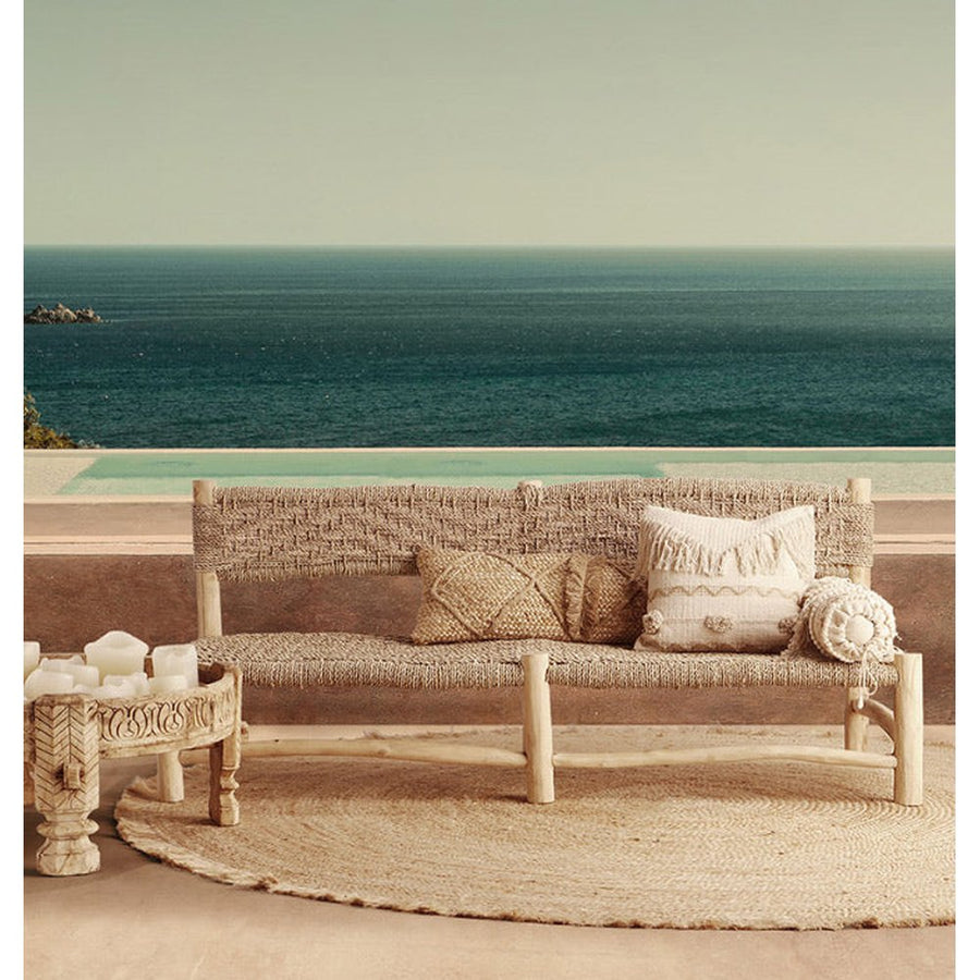 Törzsi stílusú, teakfából készült, egyedi formatervezésű, kézműves kanapé, növényi rostkötélből készült ülőfelülettel és háttámlával.