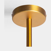 A kortárs, aranyszínű fém dekorfoglalat mennyezeti rózsája.