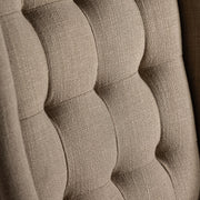 A koloniál stílusú bárszék háttámla részlete a gombehúzásos technikával.