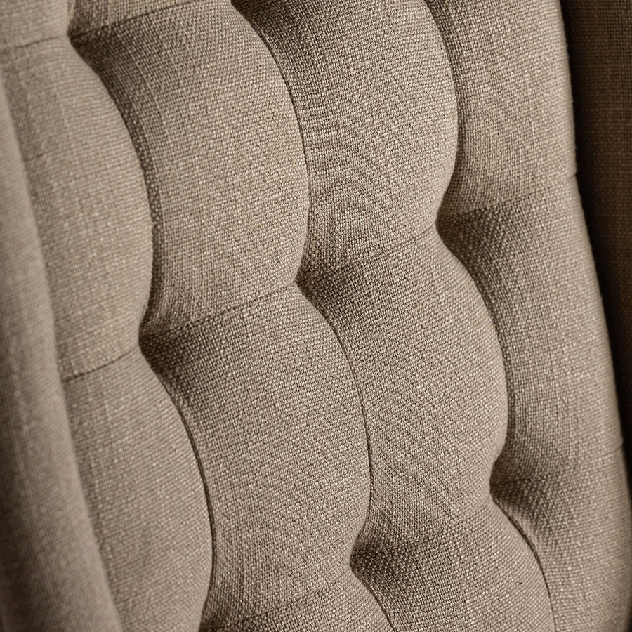 A koloniál stílusú bárszék háttámla részlete a gombehúzásos technikával.