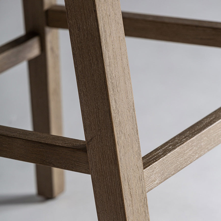 A koloniál stílusú bárszék fenyőfa lábának részlete.