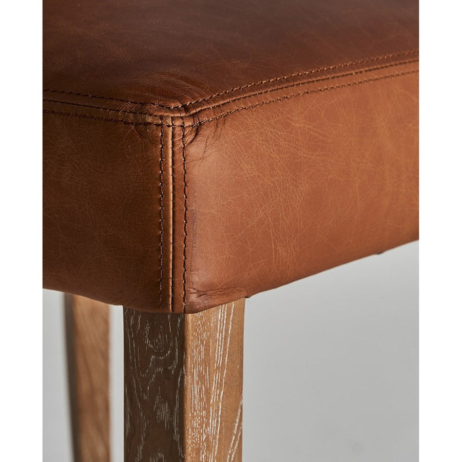 Kortárs stílusú étkezőszék nyírfából és bőrből.