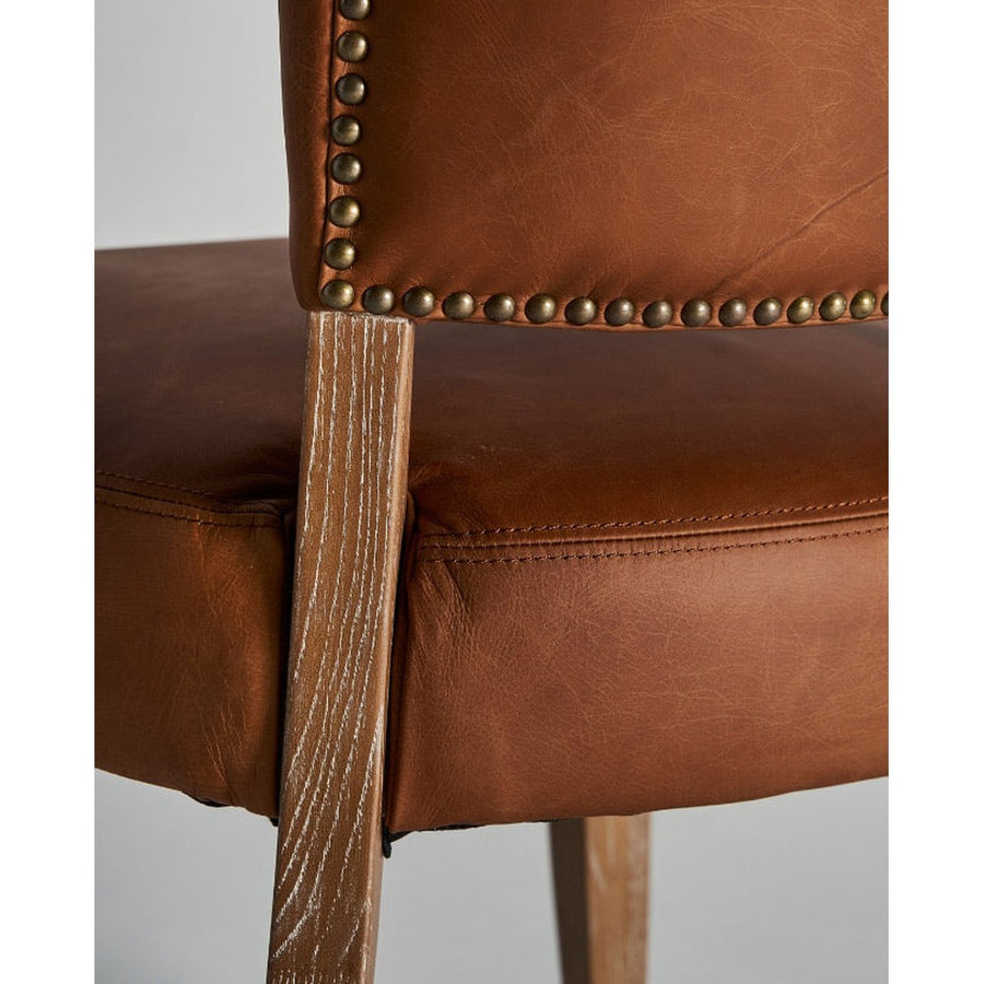 Kortárs stílusú étkezőszék nyírfából és bőrből.