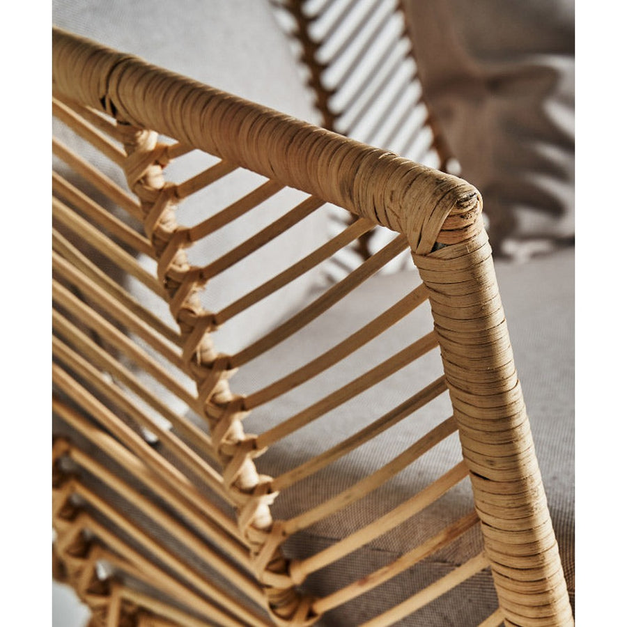 Kortárs stílusú, mahagónifából és rattanból készült, egyedi formatervezésű, kézműves dizájn kanapé ülő- és hátpárnákkal.