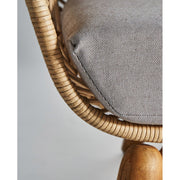 Kortárs stílusú, mahagónifából és rattanból készült, egyedi formatervezésű, kézműves dizájn kanapé ülő- és hátpárnákkal.