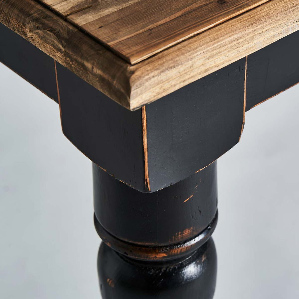 Koloniál stílusú, szilfából készült étkezőasztal láb részlete.