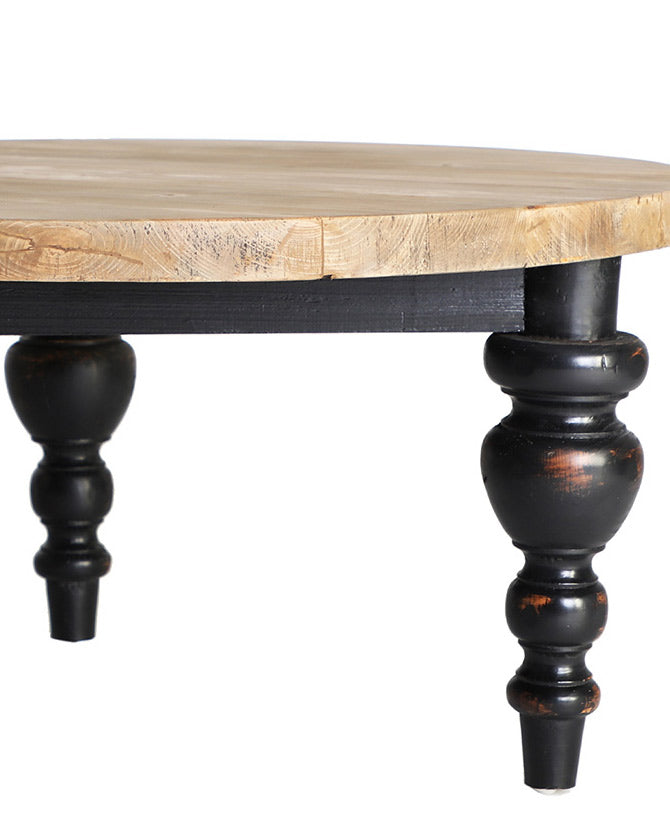 Koloniál stílusú, szilfá dohányzóasztal antikolt fekete lábakkal, natúr asztallappal.