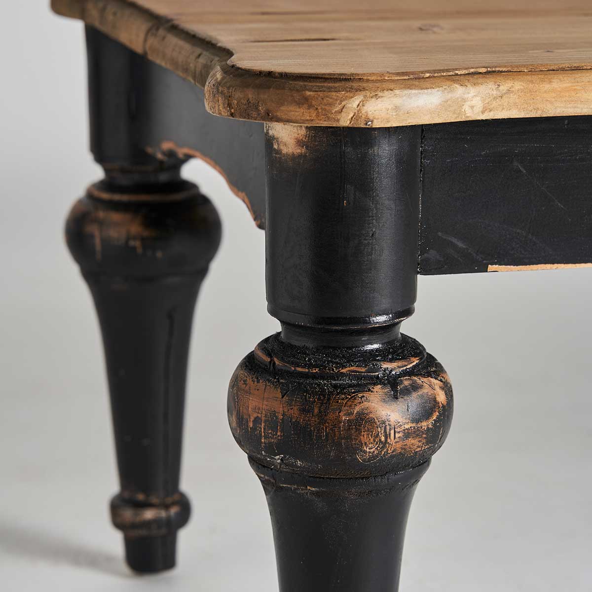 Koloniál stílusú, szilfa dohányzóasztal antikolt fekete lábakkal, natúr asztallappal.