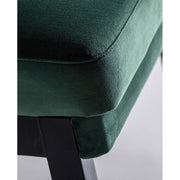 Kortárs stílusú, kaucsukfából készült, formatervezett art deco bársony karosszék. Zöld, okker és ezüstszínű mintás bársonnyal a háttámláján.