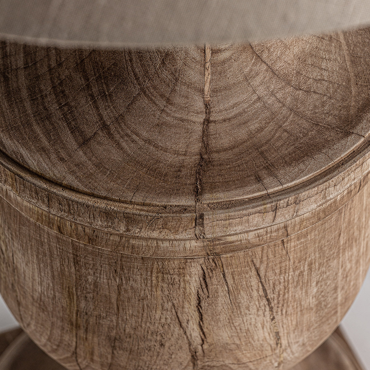 A provanszi stílusú asztali lámpa mangófa talapzatának részlete.