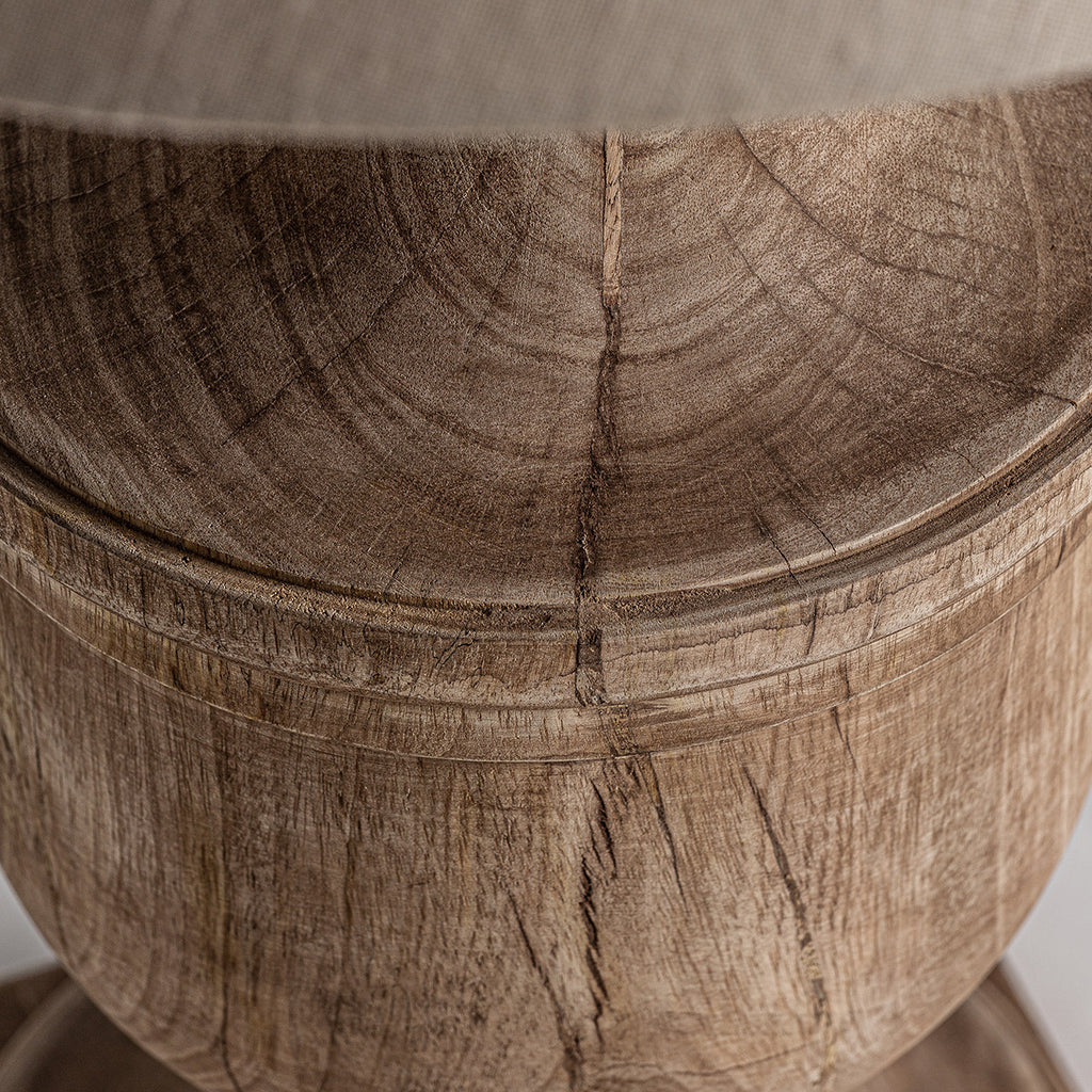 A provanszi stílusú asztali lámpa mangófa talapzatának részlete.