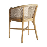 Koloniál stílusú, natúr színű nyírfából és rattanból készült karfás étkezőszék.