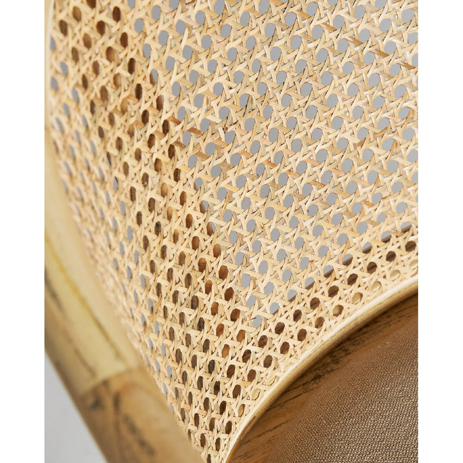 Koloniál stílusú, natúr színű nyírfából és rattanból készült étkezőszék háttámla részlete.