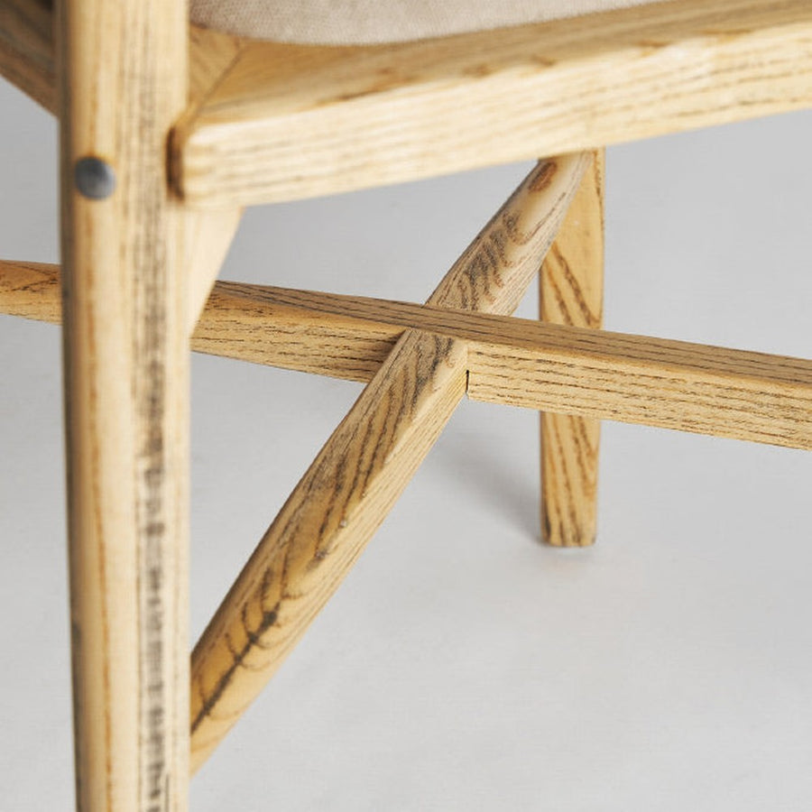 Koloniál stílusú, natúr színű nyírfából és rattanból készült étkezőszék láb részlete.