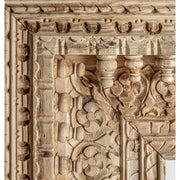 Keleti stílusú, dekoratív faragásokkal díszített falitükör mangófakerettel.