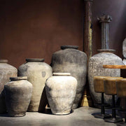 Mediterrán stílusú bár óriás méretű vázákkal díszítve.