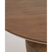 Kortárs stílusú, fenyőfából készült, 90 cm átmérőjű, vázaformájú dohányzóasztal asztallapja.