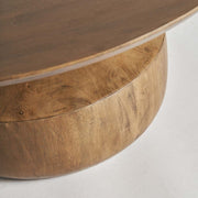 Kortárs stílusú, fenyőfából készült, 90 cm átmérőjű, vázaformájú dohányzóasztal láb részlete.