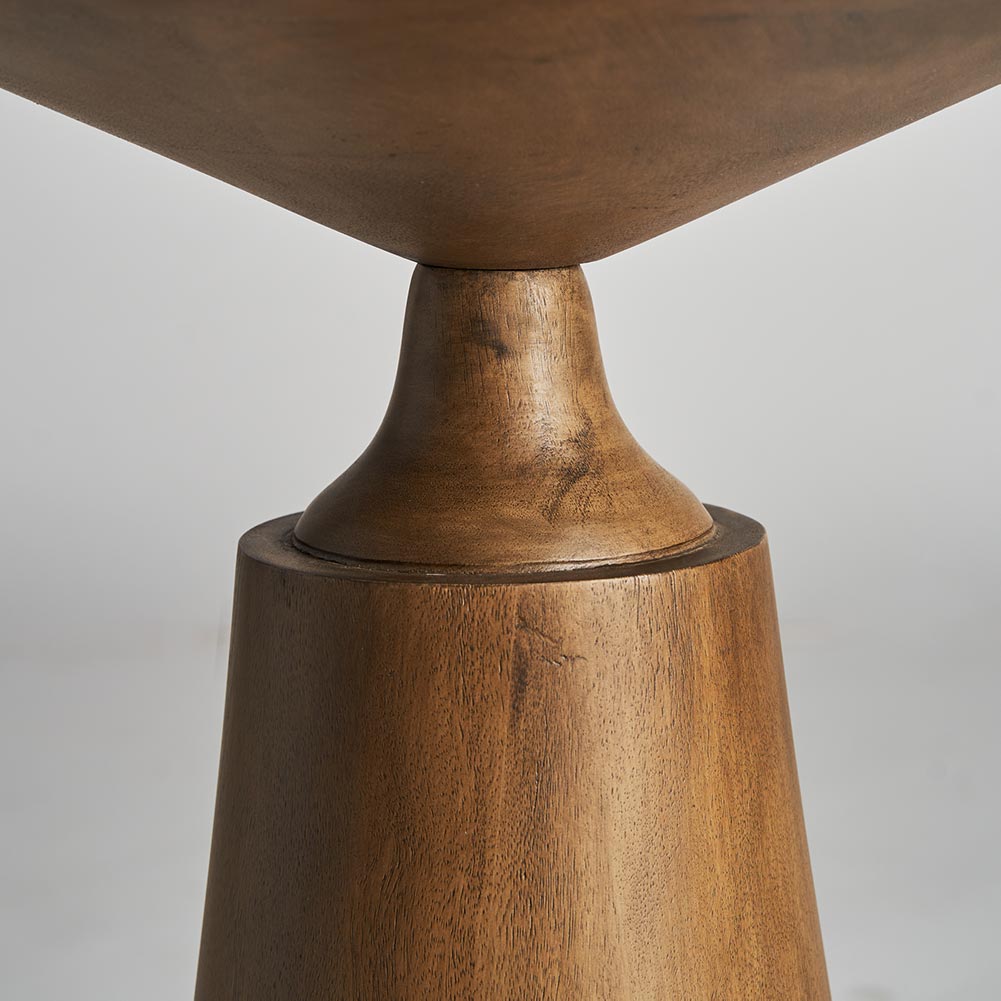 Kortárs stílusú, fenyőfából készült, vázaformájú lerakóasztal nyak részlete.