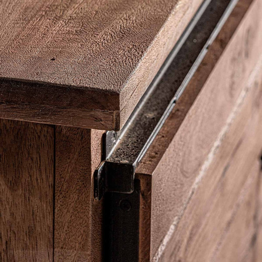 Kortárs, loft stílusú, mangófából készült tálaló fiókokkal és tolóajtós tárolóval.