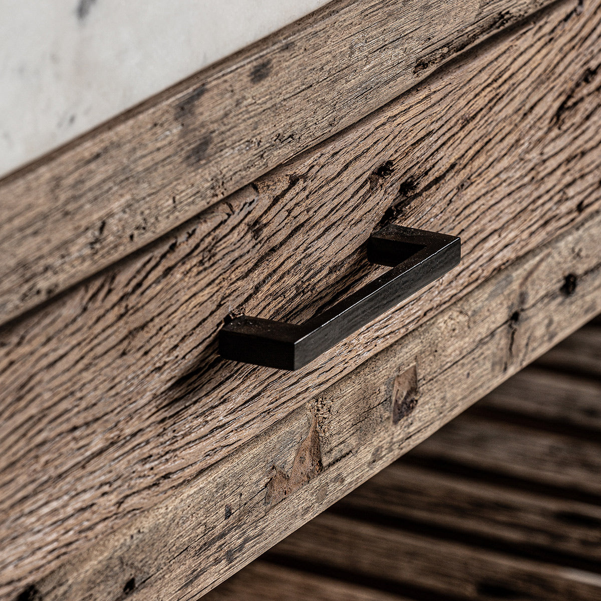 A loft stílusú párpult fiók részlete, melyen jól látszik a fa természetes rusztikus szerkezete.