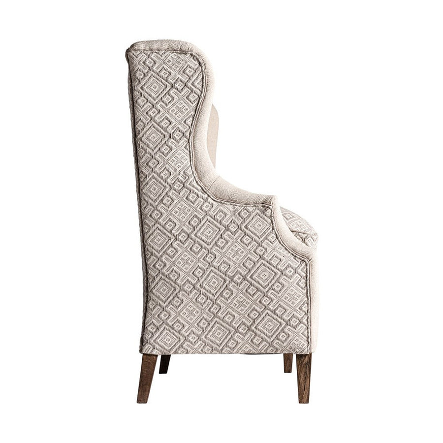 Koloniál stílusú mangófa kanapé törtfehér kárpitozással.