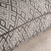 A koloniál stílusú kanapé párnájáról és kárpitjáról készült részletfotó.