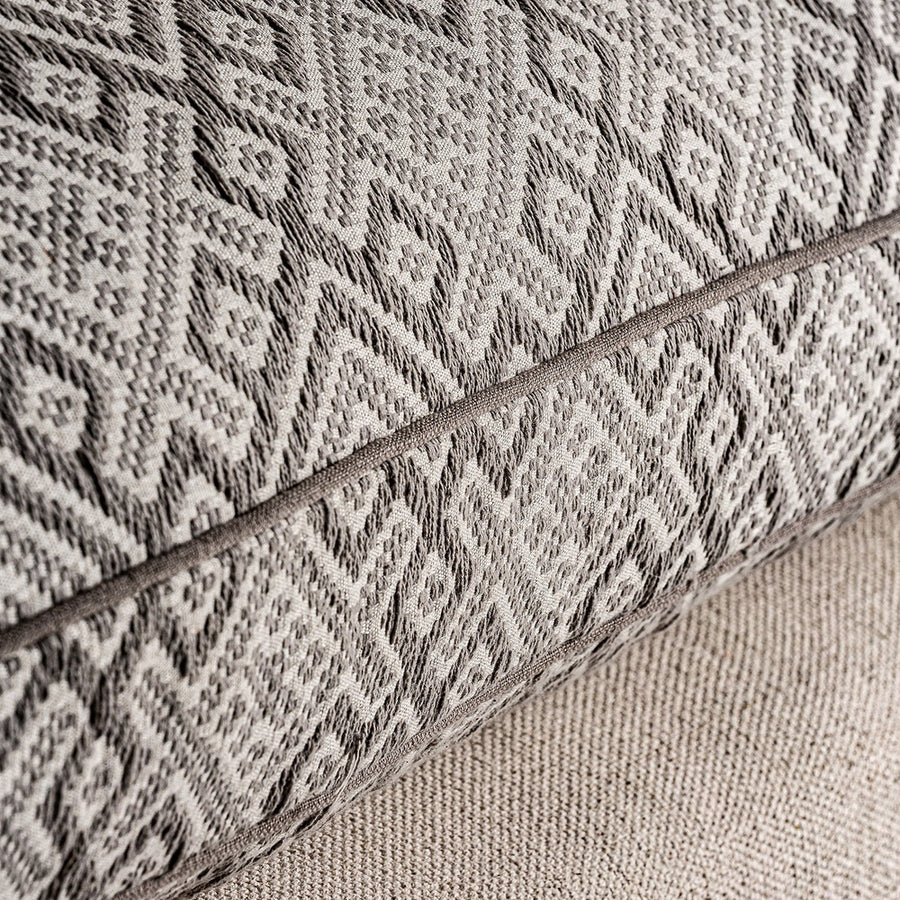 A koloniál stílusú kanapé párnájáról és kárpitjáról készült részletfotó.