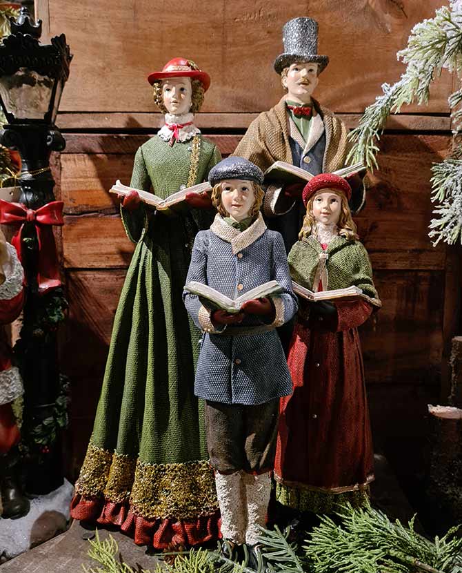 Prémium kategóriás, 40 cm magas, viktoriánus kori, karácsonyi kóruscsalád barna deszkafal előtt