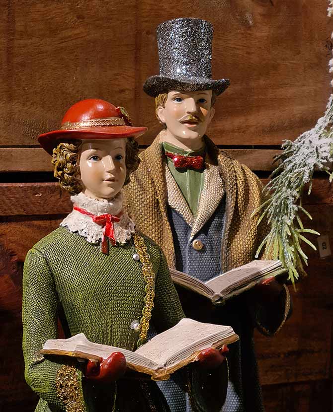 Prémium kategóriás, 40 cm magas, viktoriánus kori, karácsonyi kóruscsalád barna deszkafal előtt