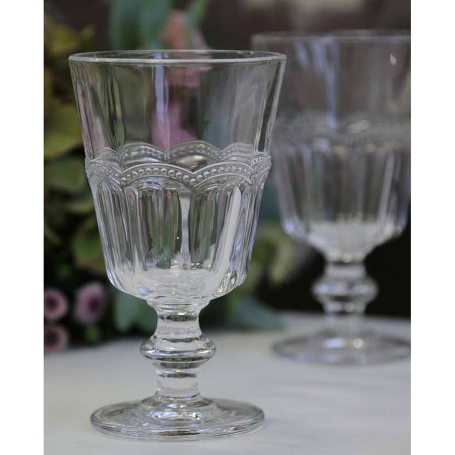 Vintage stílusú, pontozott dombormintával díszített átlátszó üvegű borospohár.