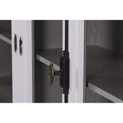 Közelkép a szekrényt nyitó díszes fémkilincsről