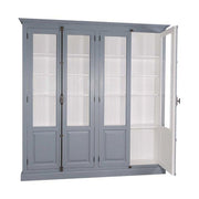 Impozáns fenyőfa könyvszekrény, két darab kétszárnyú ajtóval, melyek mindegyike kétharmad részt üvegezett. A bútor külső színe szürkéskék, belül fehér.