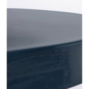 Kortárs stílusú, sötétkék-arany színű, zománcozott acélból készült kisasztal.