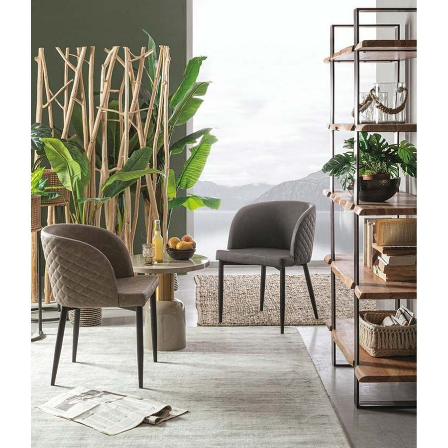 Kortárs nappali modern stílusú polcos állványnal, két székkel, és a zománcozott fém kisasztallal.