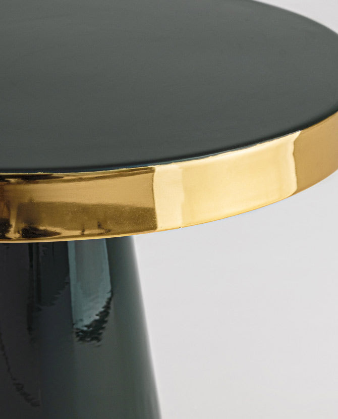 Glamour stílusú, zománcozott acélból készüt, zöld-arany színű, kerek formájú kisasztal.