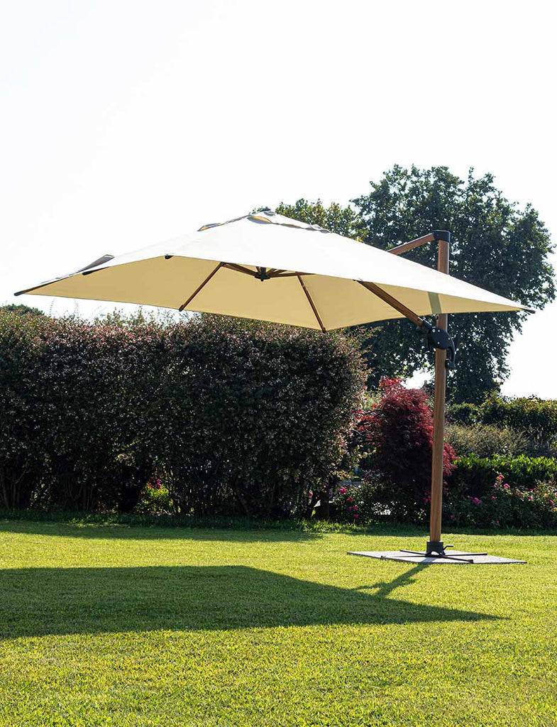 Füves udvaron álló fémvázas napernyő.