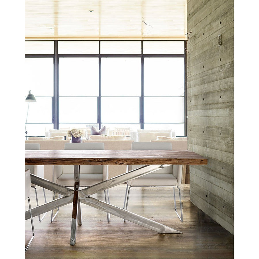 Modern stílusú otthonban álló akácfa étkezőasztal fényes krómhatású lábakkal.