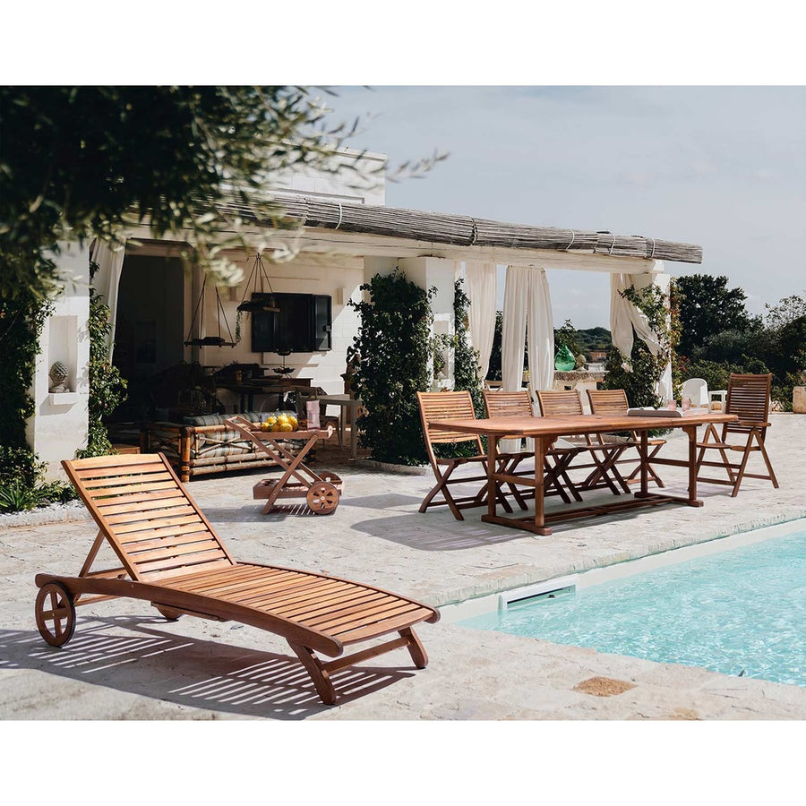 Akácfából készült, 195 cm hosszú, kerekes kialakítású, dönthető háttámlájú, kerti napozóágy.