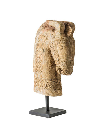 Prémium kategóriás, újrahasznosított akácfából faragott ethnic stílusú lófej szobor talapzaton