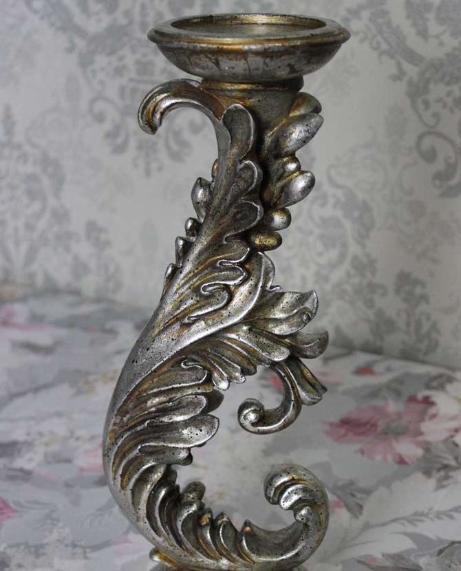 Patinás felületű, 36 cm magas, antik ezüst színű, barokkos jellegű, akantuszleveles gyertyatartó