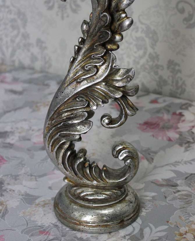Patinás felületű, 36 cm magas, antik ezüst színű, barokkos jellegű, akantuszleveles gyertyatartó