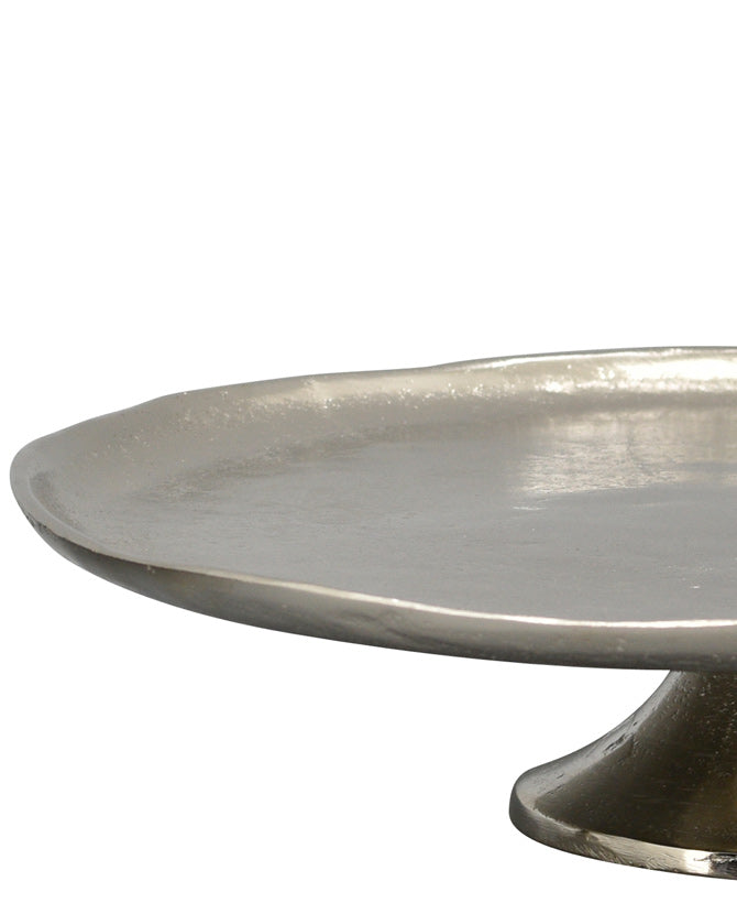 Amorf szélű, kör formájú ezüst színű fém peremestálca