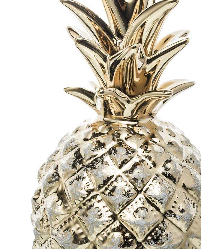 Kerámiából készült, 16 cm magas, trópusi, glamour stílusú, pezsgőarany színű ananász dísz.